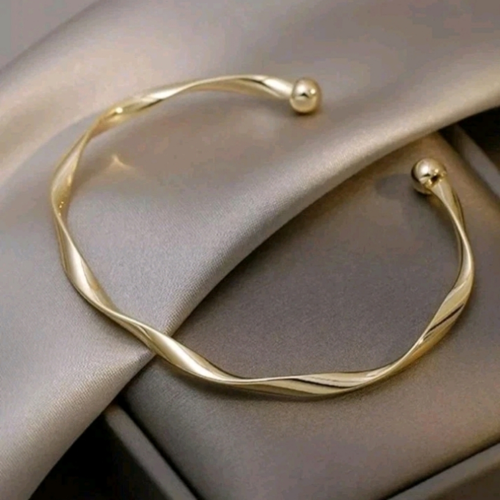 Chic Gold Twisted Bracelet